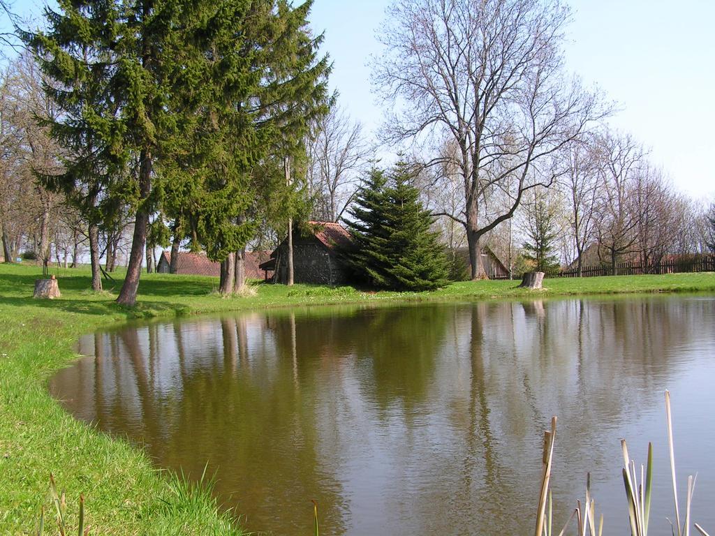 Dworek Szarki Exteriör bild